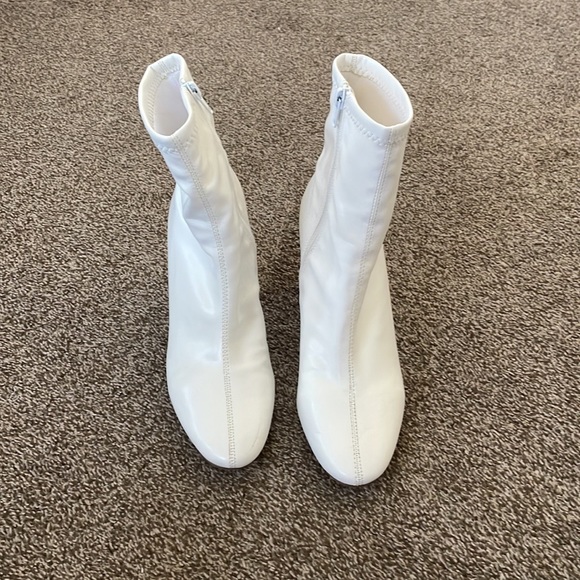 White boots size 7 - Picture 3 of 7